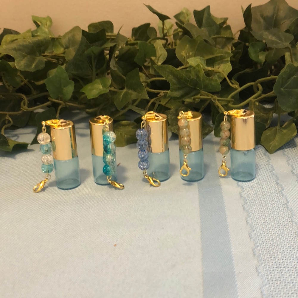 3 ml blue roller bottle with lobster clasp.